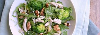 Koolhydraat arme salade met kip, gorgonzola en broccoli