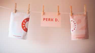 menstruatieproducten hangen aan een waslijn