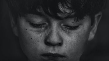 Jongetje die al op jonge leeftijd symptomen van een angststoornis laat zien