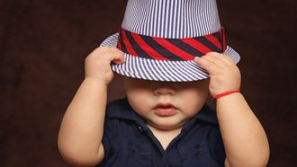 Babynamen / Baby met hoedje op hoofd