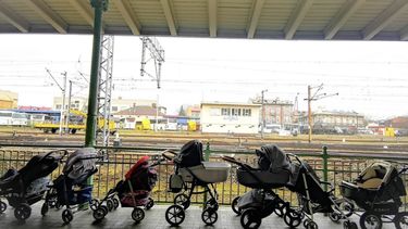 Moeders laten kinderwagens achter op dit Poolse treinstation