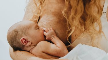 moeder met naweeën geeft borstvoeding
