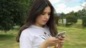 meisje stuurt een smsje op haar telefoon